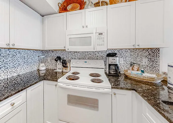 Bright And Convenient Overlooking The Gulf Shared Pool Free Wifi Holiday home Gulf Shores