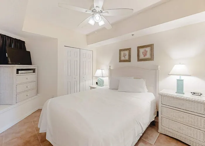 Bright And Convenient Overlooking The Gulf Shared Pool Free Wifi Holiday home Gulf Shores